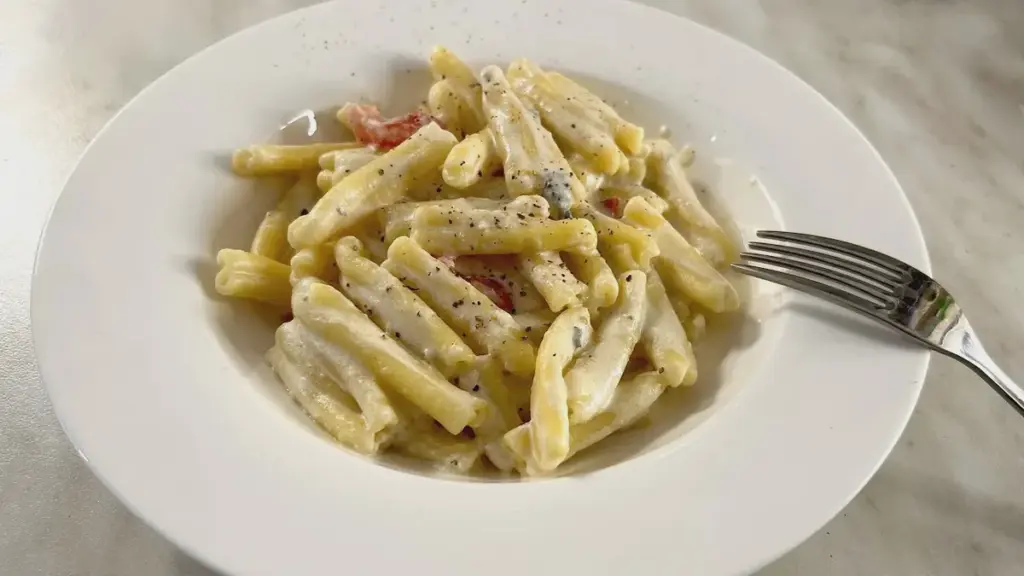 Pasta in schneller Käsesauce: cremiges Abendessen in 20 Minuten